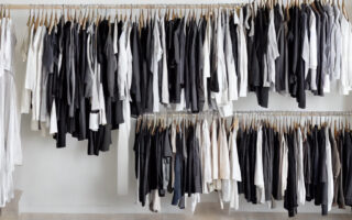 DressCode's bøjlestangsholder - den ultimative løsning til tøjopbevaring